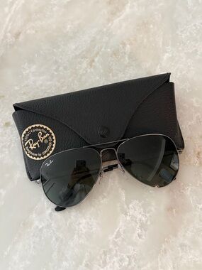 Ray-Ban Aviator Sunglasses in Black